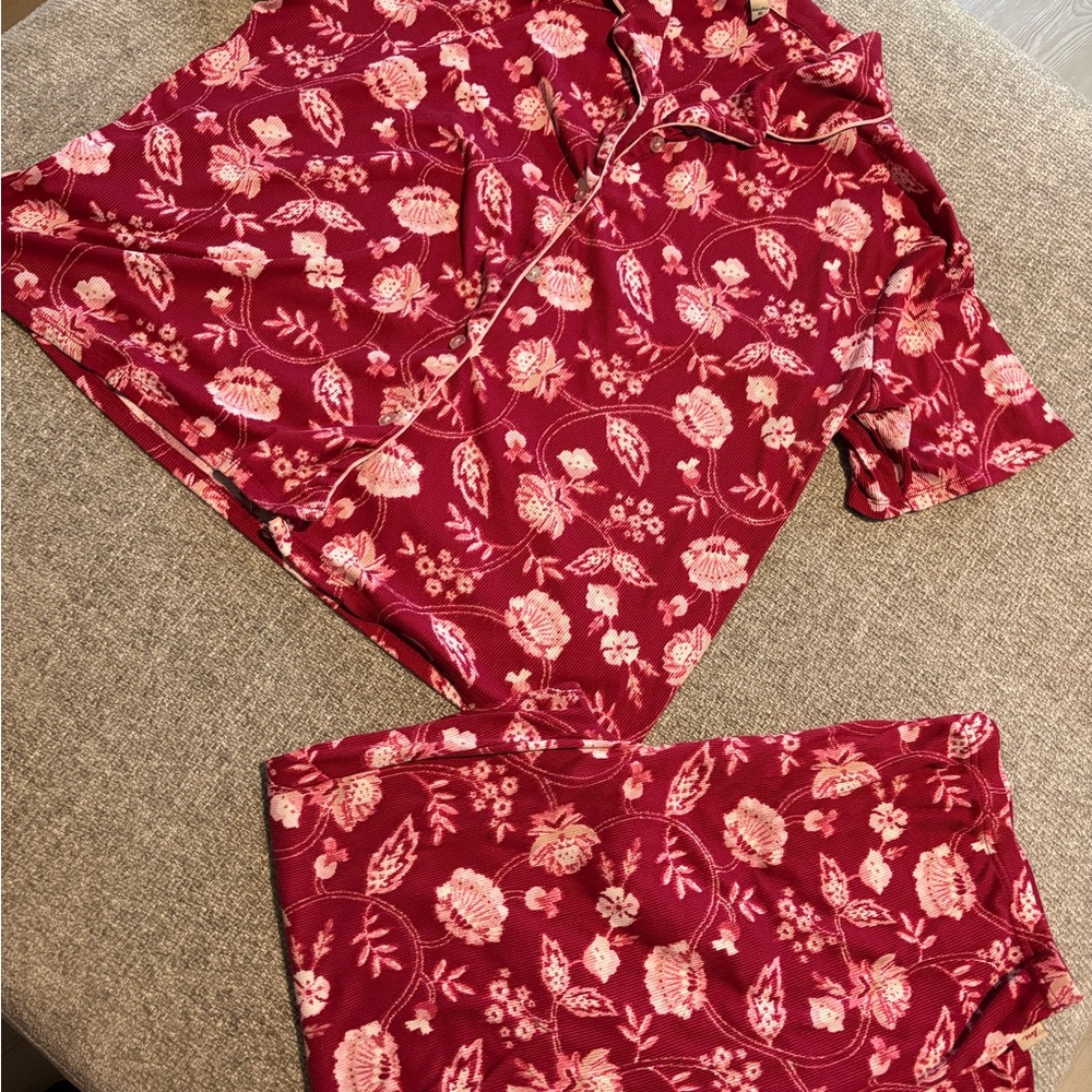 Woman’s  Floral Short-Sleeve Pajama Set in Burgundy Pink
